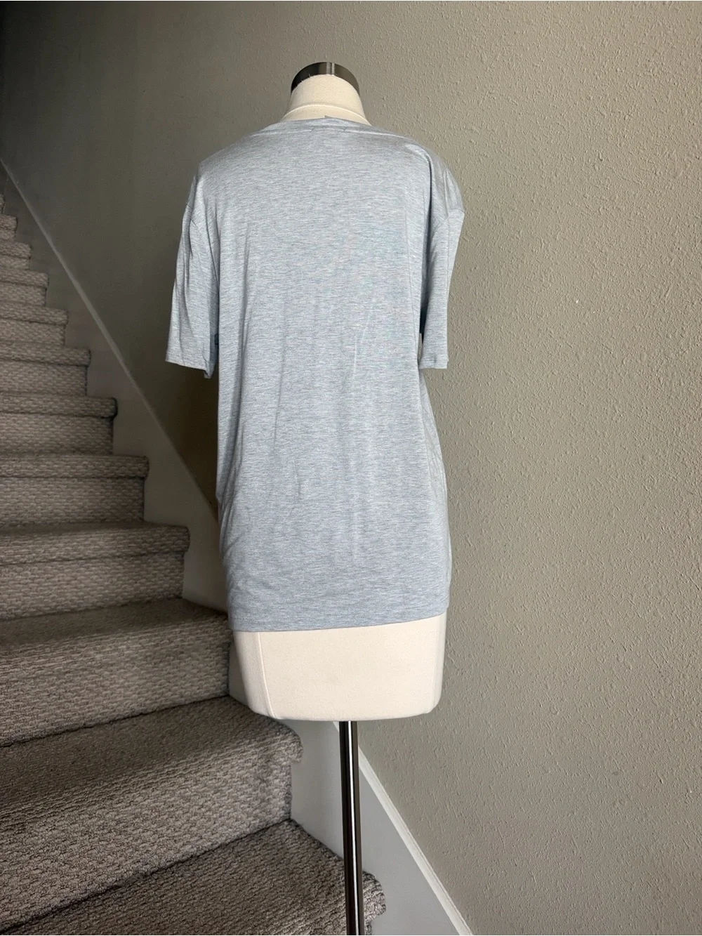 Splendid Sz M Light Gray V-Neck Short Sleeve Tee